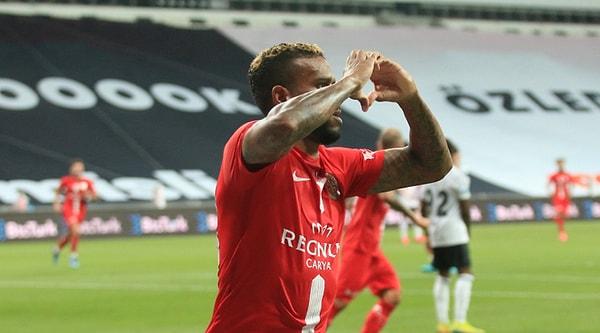 Karşılaşmanın 35. dakikasında Antalyaspor Amilton'un attığı gol ile farkı 2'ye çıkarttı.