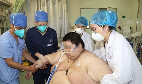 Raporlara göre; 2019 Aralık ayında karantinadan önce 177 kilo olan Zhou, evden çalışma sürecinde neredeyse 102 kilo alarak Wuhan'ın en ağır kişisi olarak kayıtlara geçti.