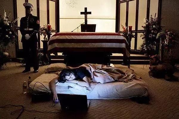 8. Cenazeden önceki gece tabutu yalnız bırakmayı reddeden Katherine Cathey, eşinin yanında son kez uyuyor.
