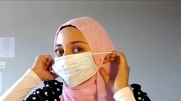 Bu dönemde yüz maskelerini takmakta en çok zorlananlar belki de başörtülü kadınlar.