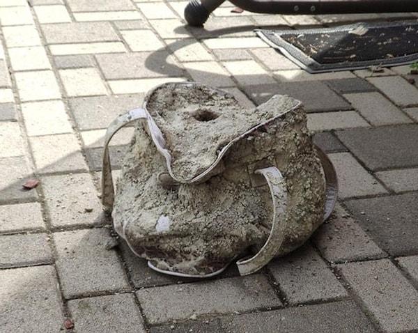 20. "Arkadaşım eski bir kadın çantası ve betondan şemsiye tutacağı yaptı."