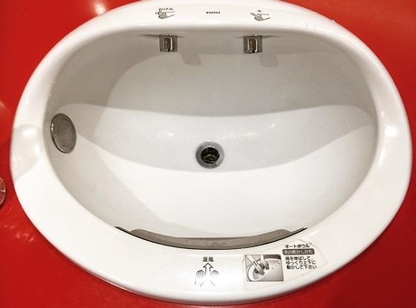 Общественные туалеты оснащены сушилкой для рук и дозатором жидкого мыла внутри раковины.