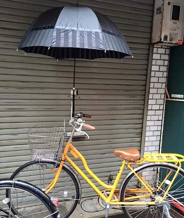 Велосипеды оснащены держателями зонтов.