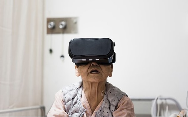 Пожилые люди используют очки искусственного интеллекта и видеоигры для укрепления как физических, так и умственных навыков.