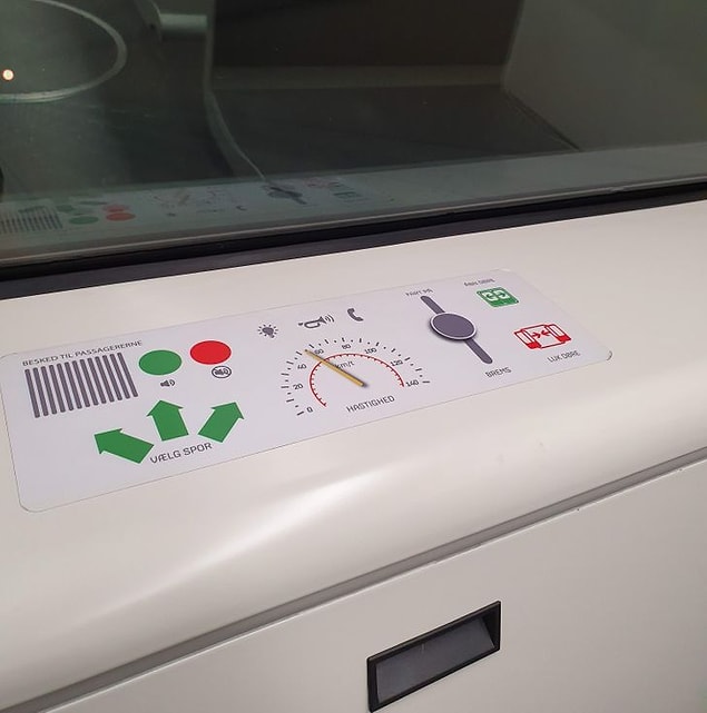 16. Metroda çocukların oynayabilmesi için yapılan sahte butonlar: