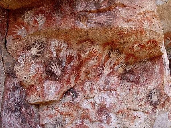 12. Arjantin'deki bir mağarada bulunan ve yaklaşık olarak 9 bin veya 13 bin yıl öncesine dayandığı düşünülen sanat eseri.
