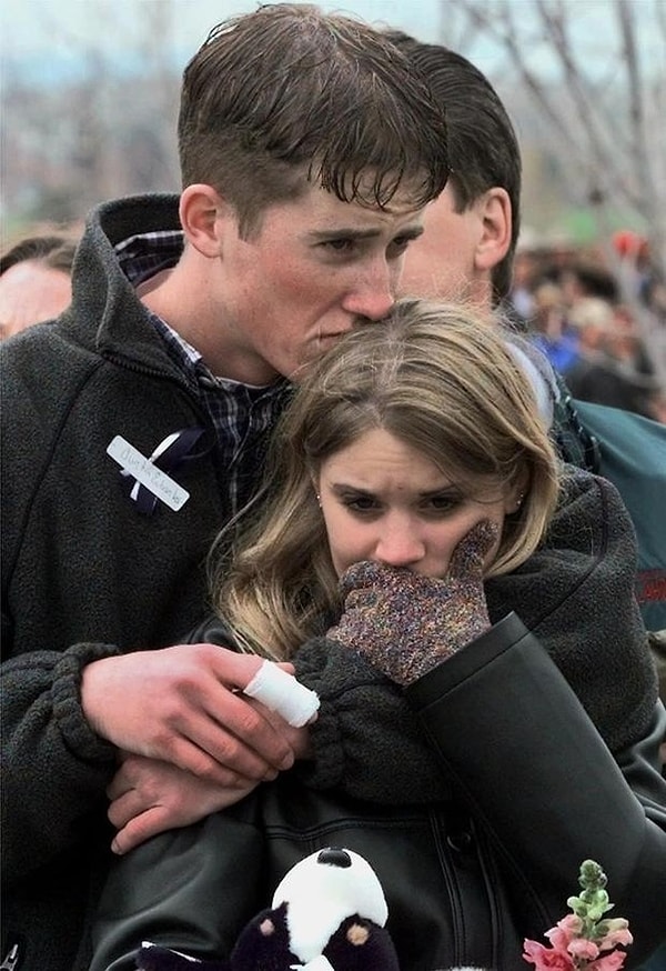 6. Fotoğraf çekilmeden bir hafta önce Columbine Lisesi'ndeki silahlı saldırının kurbanı olan Austin Eubanks, anma töreni sırasında kız arkadaşına sarılıyor.