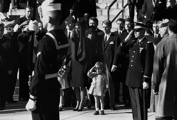 7. John F. Kennedy Jr, babasının cenazesini selamlıyor, 1963.