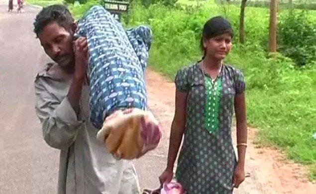 13. Hindistanlı adam, hastanenin ücretsiz olmasına rağmen taşıma hizmeti sunmaması üzerine, kaybettiği eşinin bedenini köyüne sırtında taşıyor.