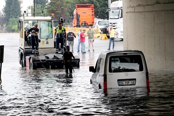 Pendik Güzelyalı'da ise bir köprünün altında oluşan su birikintisi nedeniyle bazı vatandaşlar araçlarında mahsur kaldı.