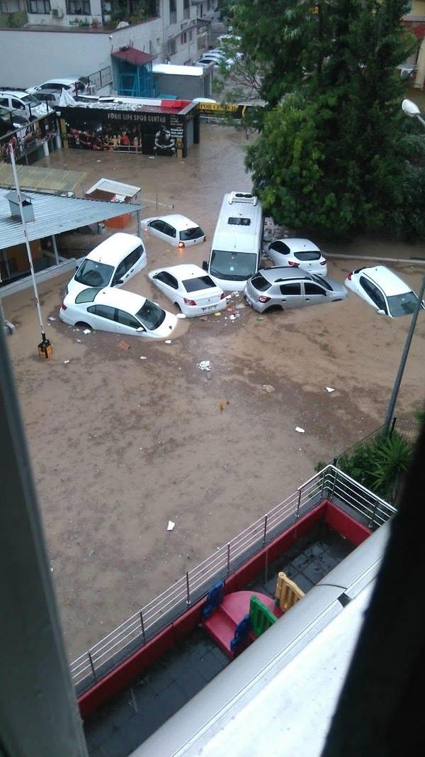 Adana caddelerinde onlarca araç sel sularının altında kaldı.