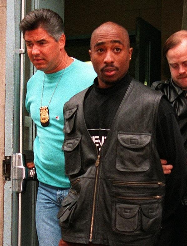 1993 yılı ise Tupac için oldukça hareketlidir, ünlü rapçi 1 yıl içinde 4 ayrı olaya karışır.