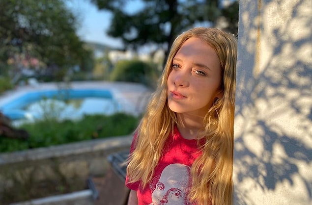 Salgın nedeniyle setlere ara verilmesinin ardından normalleşme süreciyle birlikte soluğu Bodrum'da alan Hayal Köseoğlu,