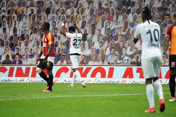 78.dakikada Gaziantep FK, Twumasi'nin ceza sahası dışında attığı golle durumu 3-2 yaptı.