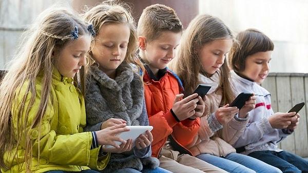Gelişen teknolojiyle birlikte artık çocuklar bilgisayar, telefon ve tablet gibi iletişim araçlarına her geçen yıl daha da kolay ulaşıyor.  Yıllar önce bu araçlara ulaşma yaşı ortalama 16-17 iken şimdilerde 4 yaşına kadar inmiş durumda.