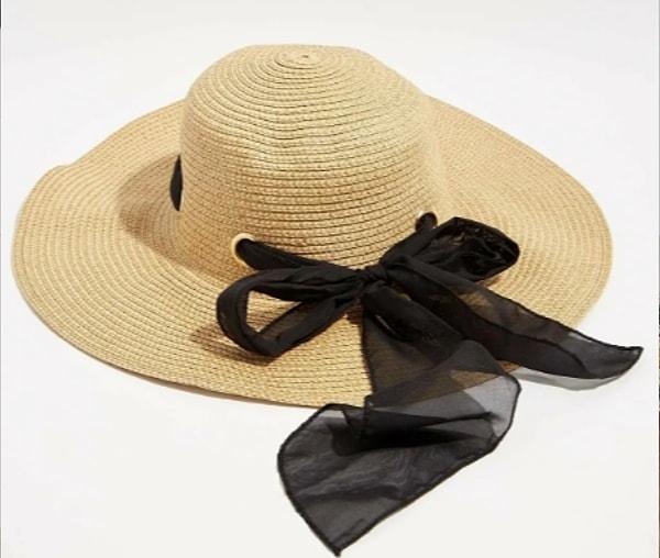7. Bu hasır şapka da tatile giden gidemeyen herkes için güzel bir aksesuar... Üstelik %40 indirimi var şu anda!