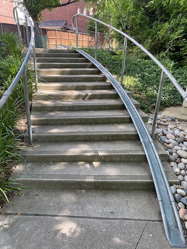 15. И, наконец, рампа, которая позволяет вам подниматься по лестнице, не протирая колеса вашего велосипеда: