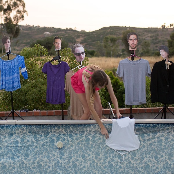 Блин, она упал в бассейн, но я поймала все, кроме ее головы, так что все в порядке. Она уже не в первый раз ее теряет