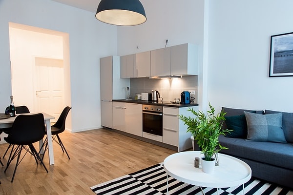 7. "Многие вещи удивили меня, когда я отправился из Индии в Германию. Например, в Германии все кухни встроены в гостиную, а в домах всегда используется желтый свет. Желтый свет сделал мое настроение немного мрачным."