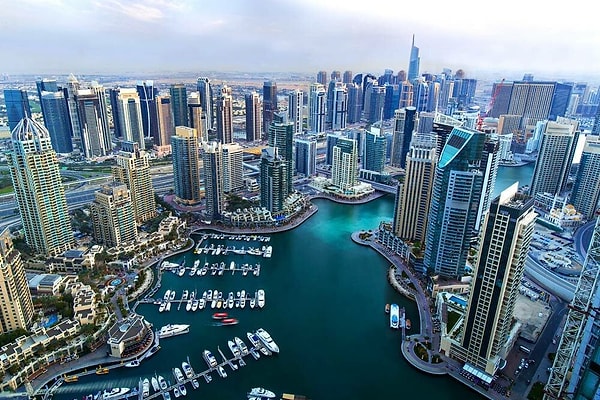 9. "Я переехал в Дубай 3 месяца назад, и мои наблюдения были таковыми. Люди здесь следуют правилам дорожного движения так же, как и своей религии. Вы можете использовать пешеходный переход даже с закрытыми глазами. Когда автомобиль увидит вас, он сразу остановится. Использование метро очень организованное. Люди заходят слева и выходят с правой стороны. Вы никогда не становитесь свидетелем сигнала автомобилей."