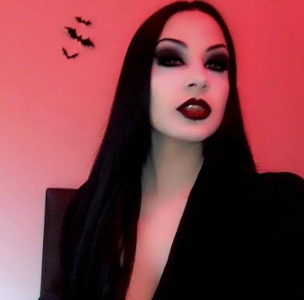 "Benim için vampirlik bir fetiş olmanın çok ötesinde olsa da bu durumun bazıları için bir fetiş olmaktan ibaret olduğunu biliyorum. Çoğu insan vampir olmayı çok seksi buluyor. Buna katılıyorum."