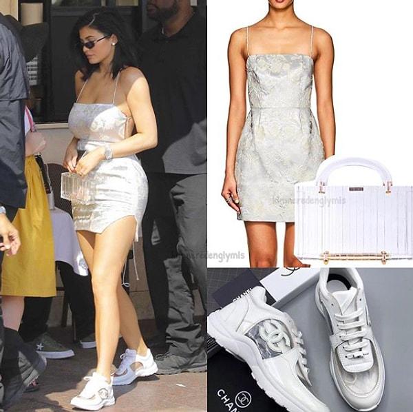 21. Tarihin en genç milyarderi olan Kylie Jenner'ın elbisesi 'Manning Cartell' marka ve fiyatı 3800 TL. Çantası ise 'L'afshar' marka ve fiyatı 7000 TL. 'Chanel' marka ayakkabısı ise 7100 TL.
