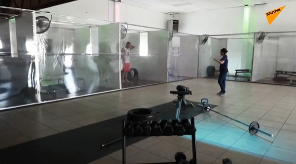 В зале 20 прозрачных отсеков, желающие могут заниматься физическими упражнениями при условии соблюдения определенных мер в этих отсеках.