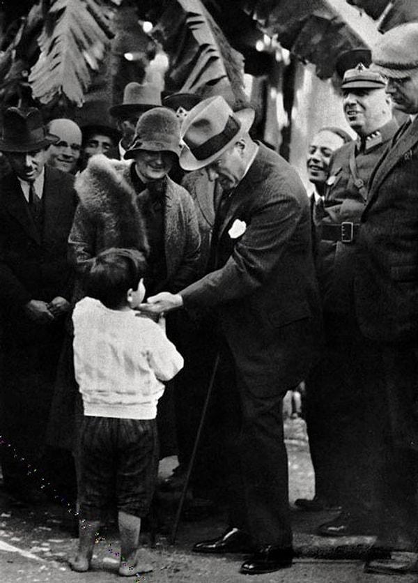 2. Mustafa Kemal Atatürk, Dörtyol gezisinde yoldan geçen bir çocuğu severken, Hatay, 1931.