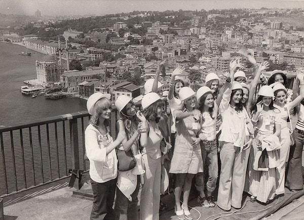 7. Boğaziçi Köprüsü'ndeki güler yüzlü genç kadınlar, İstanbul, 1975.