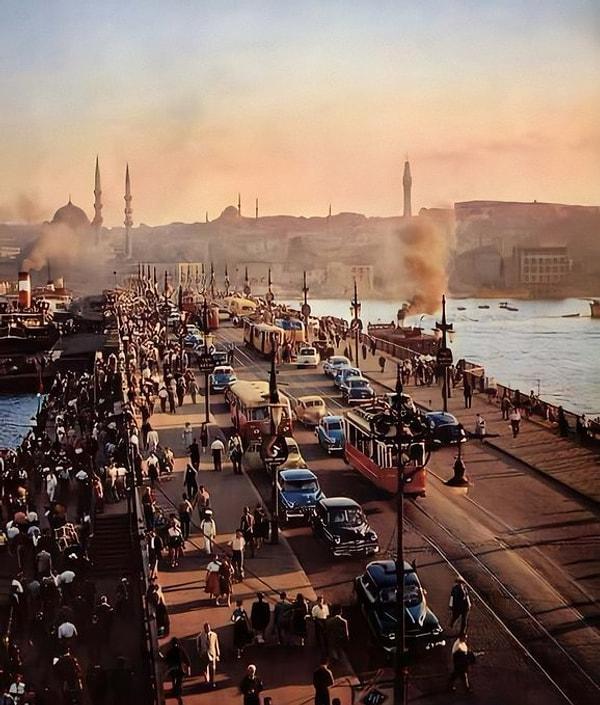 21. Bir akşamüstü Galata Köprüsü, İstanbul, 1958.