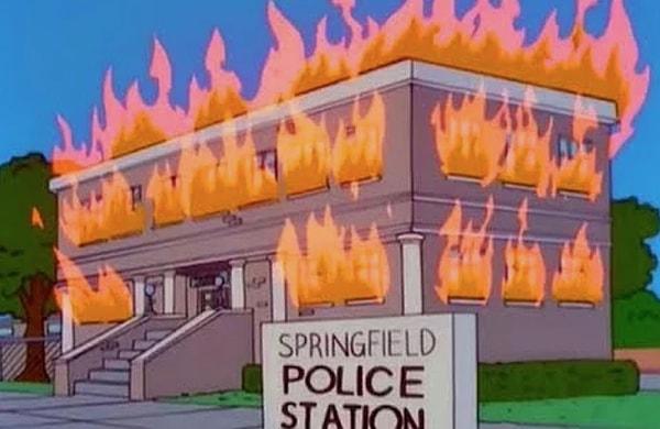 3. 2001 yılındaki bir bölümde aynı Amerika'da başlayan ırkçılık karşıtı protestolarda polis merkezinin yakılması gibi Springfield polis merkezinin yakılması:
