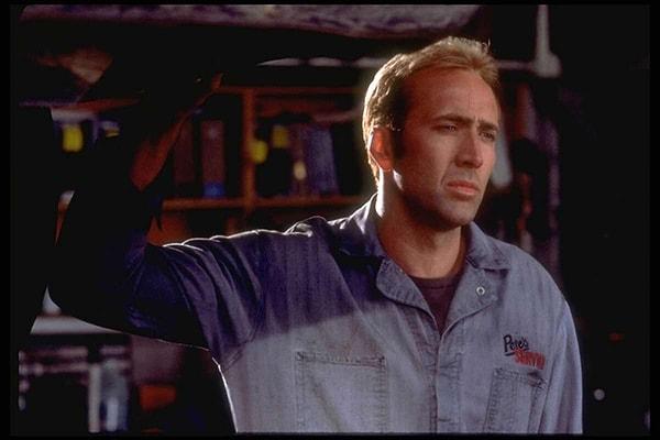 7. Nicolas Cage satın aldığı bir dinozor kafatasına 276 bin dolar ödemiş ve çizgi roman koleksiyonu için 2.1 milyon dolar harcamış!