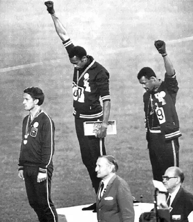 7. 1968 Olimpiyatları'nda Tommie Smith ve John Carlos "Siyahi güç selamı" olarak bilinen işareti yapıyorlar. Bu ırkçılığa bir baş kaldırış.