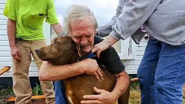9. Alabama'daki kasırgada evini kaybeden Greg Cook, köpeği Coco ile kavuşuyor.