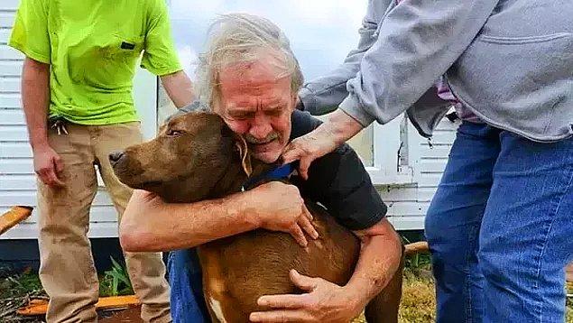 9. Alabama'daki kasırgada evini kaybeden Greg Cook, köpeği Coco ile kavuşuyor.