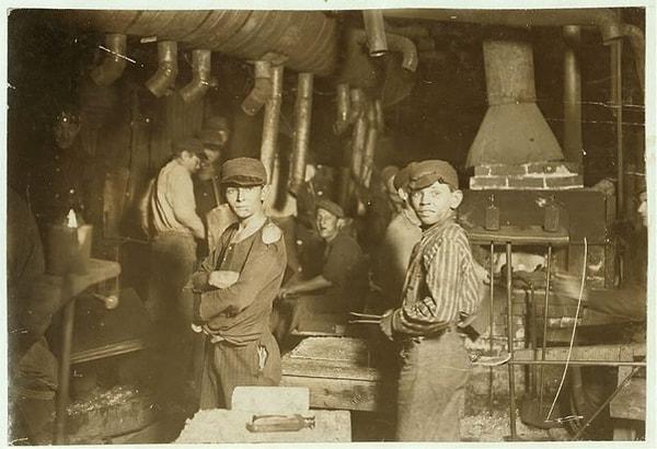 11. Sanayileşmenin etkisiyle fabrikalarda çalıştırılan küçük çocuklardan bazıları.