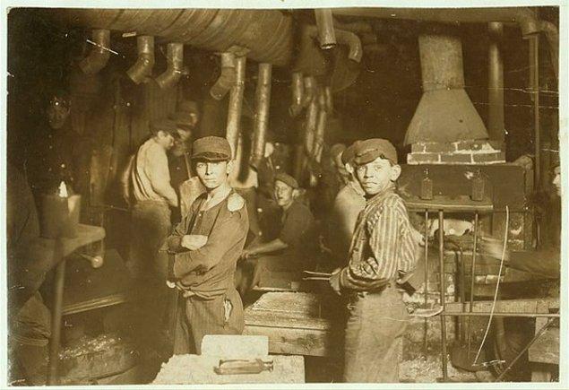 11. Sanayileşmenin etkisiyle fabrikalarda çalıştırılan küçük çocuklardan bazıları.