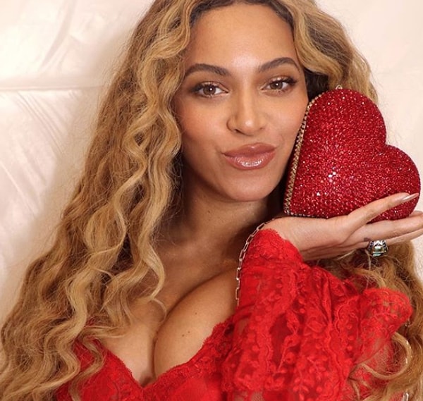 8. Бейонсе заплатила 100 тысяч за золотые леггинсы.