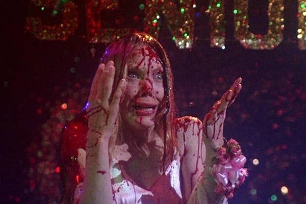 8. Sissy Spacek kendini 'Carrie'deki rolüne o kadar adamış ki filmde kanlar içinde kaldığı sahneden sonra rolünü devam ettirmek için üzerini temizlemeyip o şekilde üç gün uyumuş.