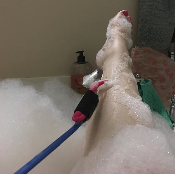 2. Женщина на 8 месяце беременности нашла крутой способ побрить ноги: