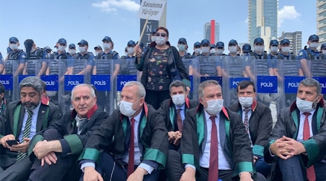 AKP, kamuoyunda uzun süredir tartışılan ve eylemlere sebep olan, 80 il barosu ile Türkiye Barolar Birliği'nin de itiraz ettiği çoklu baro düzenlemesinden geri adım atmadı.