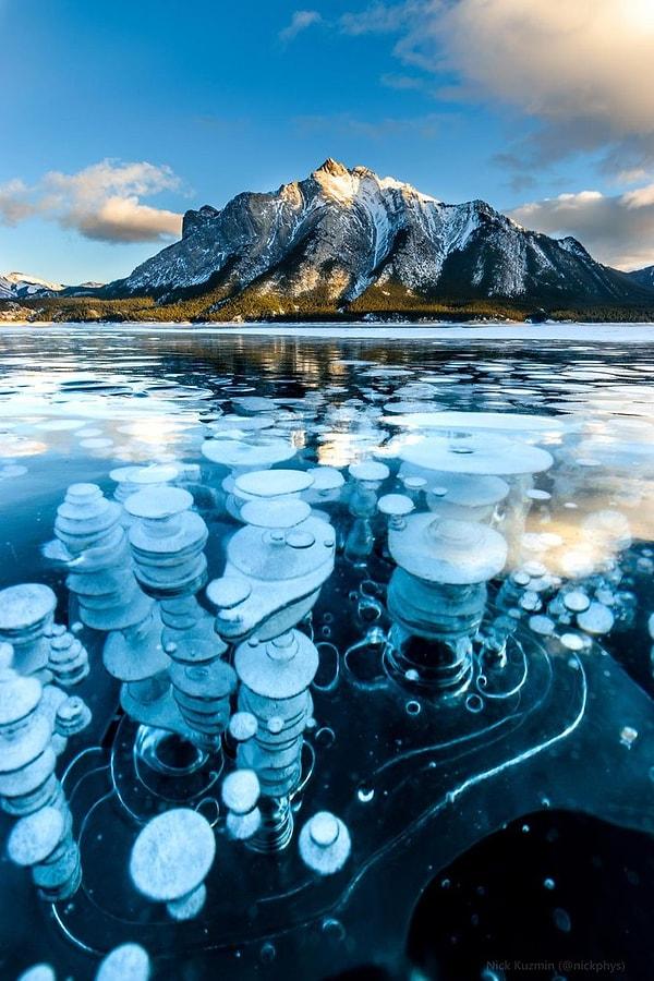 12. Kanada'da bulunan ve donmuş metan baloncuklarından oluşan Abraham Gölü: