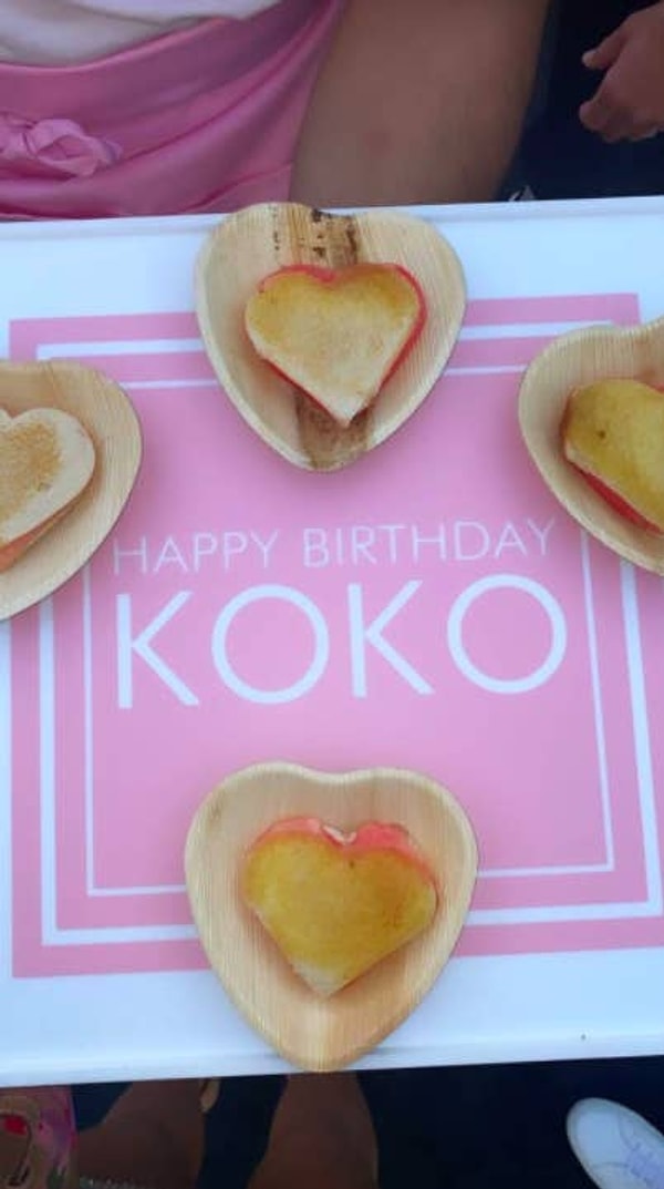 На празднике были индивидуальные закуски для каждого.