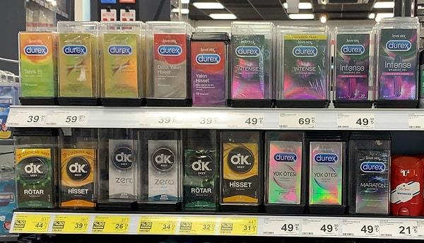 Prezervatif ve jilet gibi pek çok kişisel ürün alarm ile satılıyordu.