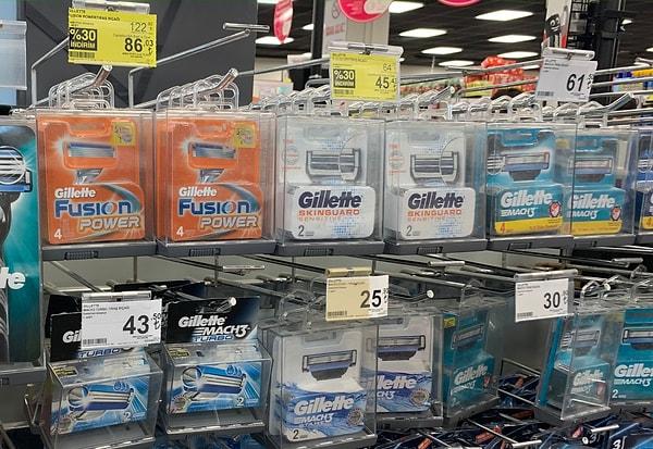 Prezervatif ve jilet gibi pek çok kişisel ürün alarm ile satılıyordu.