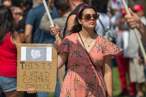 "Маска-это способ контролировать наши разумы", - решили они...