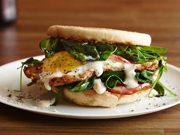 3. Protein bombası: Egg benedict sandviç