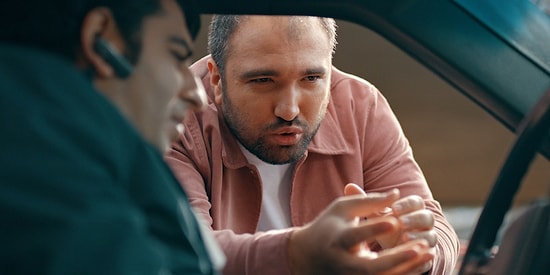 Kırmızı Işıkta Kornaya Basan Adam, Var Git Yoluna Bakalım!