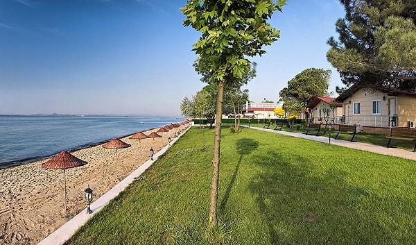 8. Alkolsüz HD konseptli otel arayanlar için önerimizde denize sıfır konumuyla Yalova'daki Rizom Tatil Köyü.