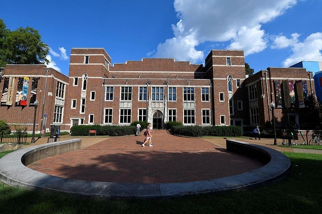 Tuscaloosa şehrinde Alabama Üniversitesi ve bazı başka kolejler yer alıyor.
